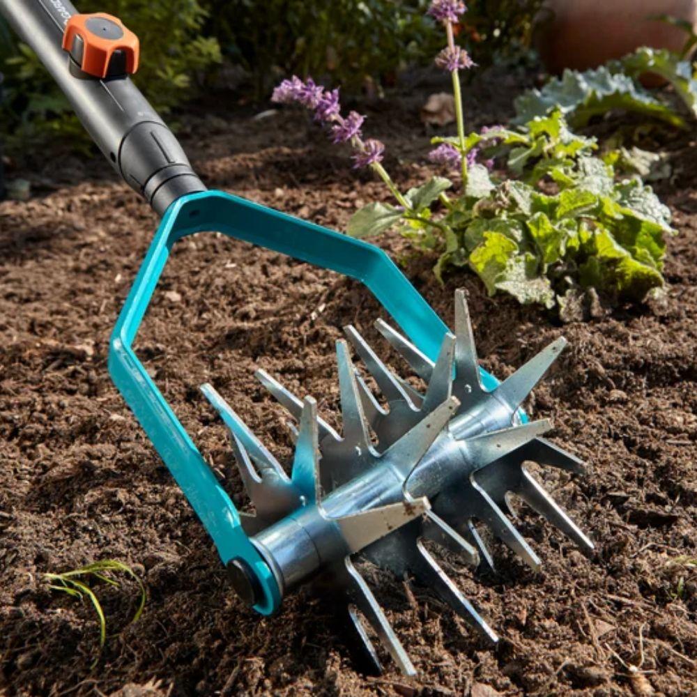 Arieggiatore stellare CombiSystem per preparare il terreno alla semina Gardena