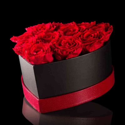 Scatola con 12 rose stabilizzate Baccara 20 cm