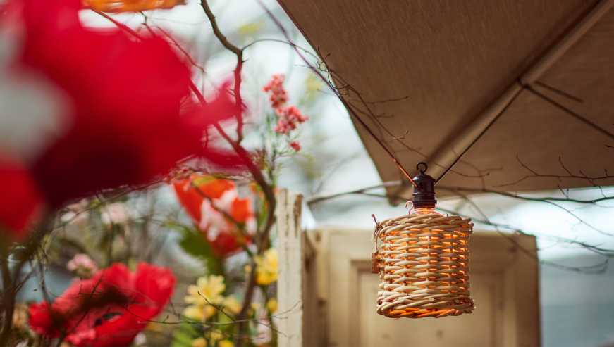 Dettaglio allestimento di primavera_ombrellone e lampade in vimini in Agricola