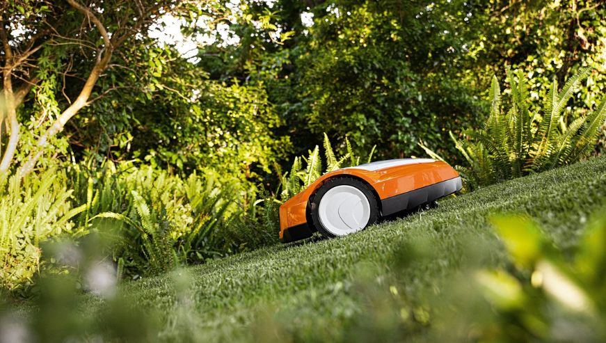 Robot rasaerba in azione